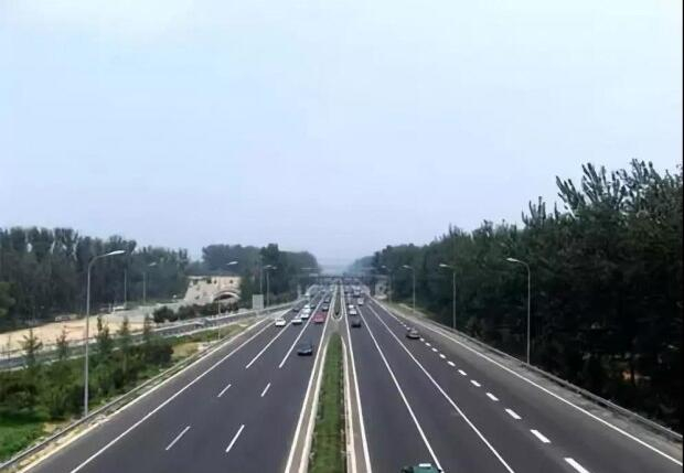 間斷性踩油門的操作，能讓我們在行駛時省油嗎？